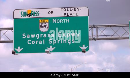 Segnaletica stradale sull'autostrada della Florida che mostra Coral Springs e Sawgrass Expressway Foto Stock