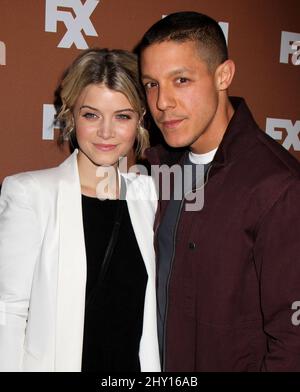 Theo Rossi e Sarah Jones sono presenti al 2013 FX Upfront Bowling Event al Luxe at Lucky Strike Lanes di New York, NY il 28 marzo 2013. Foto Stock