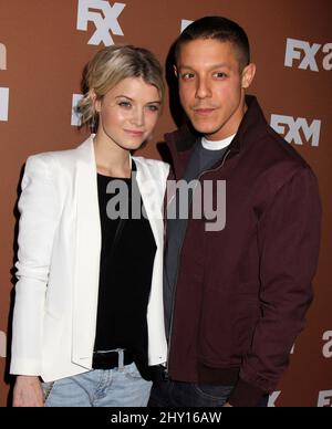 Theo Rossi e Sarah Jones sono presenti al 2013 FX Upfront Bowling Event al Luxe at Lucky Strike Lanes di New York, NY il 28 marzo 2013. Foto Stock