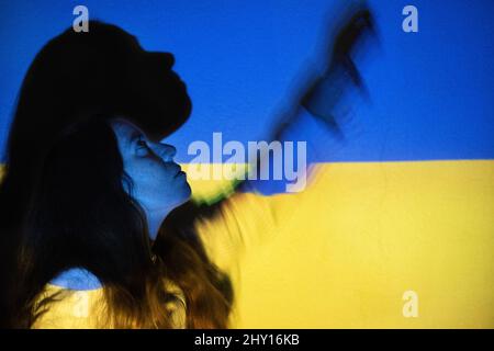 Proiezione della bandiera Ucraina sul volto della donna
