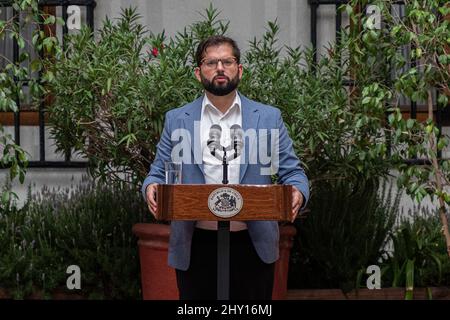 Santiago, Cile. 14th Mar 2022. Il presidente cileno Gabriel Boric parla durante una conferenza stampa con la stampa internazionale al Palazzo Presidenziale la Moneda di Santiago. L'ex leader studentesco di sinistra è stato giurato come nuovo presidente del Cile venerdì 11th marzo. Credit: SOPA Images Limited/Alamy Live News Foto Stock