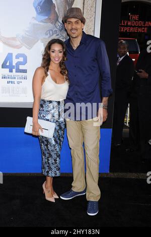 Gloria Govan e Matt Barnes hanno partecipato al '42' The True Story of an American Legend premiere tenuto al TCL Chinese Theatre di Los Angeles, USA. Foto Stock