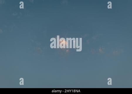 Piccole nuvole bianche e soffici che galleggiano in alto nell'atmosfera in aria su cielo blu chiaro e pulito nella natura il giorno d'estate Foto Stock