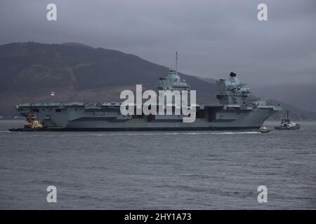 Quasi un anno al giorno dalla sua prima visita al Firth of Clyde, la regina Elisabetta HMS (R08), un vettore aereo di classe regina Elisabetta, e ammiraglia della Royal Navy, paga la sua seconda visita nella zona, ed è visto qui passando Gourock sulla rotta per Glenmallan su Loch Long. Foto Stock