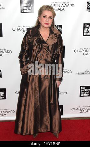 Catherine Deneuve arriva al 40th annuale Chaplin Award Gala al Lincoln Center di New York, USA. Foto Stock