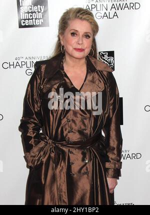 Catherine Deneuve arriva al 40th annuale Chaplin Award Gala al Lincoln Center di New York, USA. Foto Stock