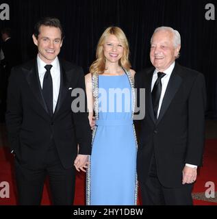 Hugh Dancy e Claire Danes, Bob Schieffer che hanno partecipato alla cena della White House Corinterpelled' Association a Washington DC. Foto Stock