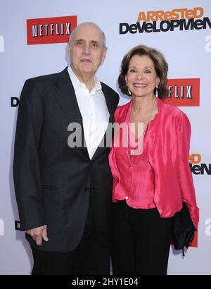 Jessica Walter e Jeffrey Tambor frequentano la prima stagione 4 di 'arrestato sviluppo' a Los Angeles, California. Foto Stock