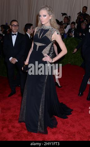 Taylor Swift partecipa al MET Gala 2013: 'PUNK: Chaos to Couture' tenuto al Metropolitan Museum of Art di New York, USA. Foto Stock