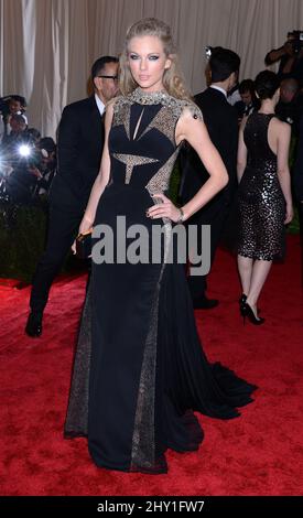 Taylor Swift partecipa al MET Gala 2013: 'PUNK: Chaos to Couture' tenuto al Metropolitan Museum of Art di New York, USA. Foto Stock