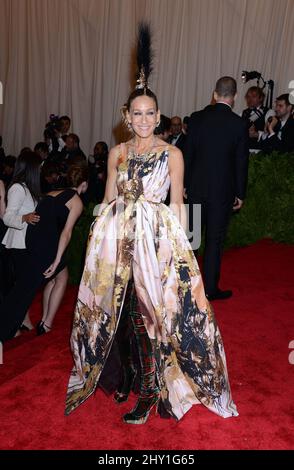 Sarah Jessica Parker partecipa al MET Gala 2013: 'PUNK: Chaos to Couture' tenuto al Metropolitan Museum of Art di New York, USA. Foto Stock