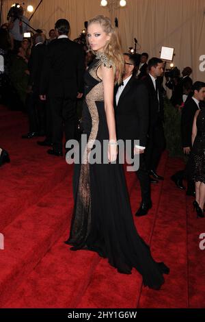 Taylor Swift partecipa al MET Gala 2013: 'PUNK: Chaos to Couture' tenuto al Metropolitan Museum of Art di New York, USA. Foto Stock