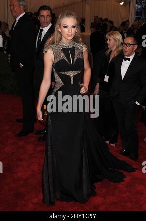 Taylor Swift partecipa al MET Gala 2013: 'PUNK: Chaos to Couture' tenuto al Metropolitan Museum of Art di New York, USA. Foto Stock