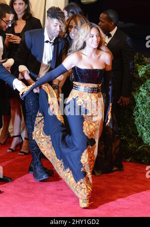 Beyonce arriva al Costume Institute Benefit Gala al Metropolitan Museum of Art di New York, celebrando l'apertura di PUNK Chaos a Couture. Foto Stock