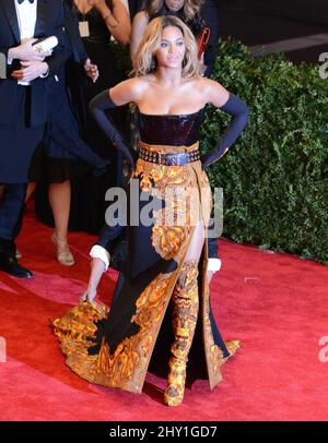 Beyonce arriva al Costume Institute Benefit Gala al Metropolitan Museum of Art di New York, celebrando l'apertura di PUNK Chaos a Couture. Foto Stock