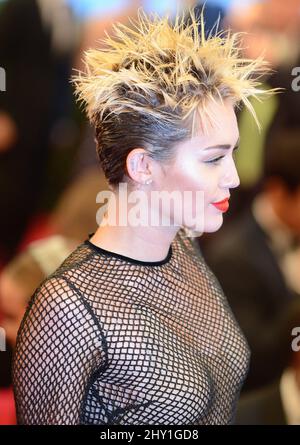 Miley Cyrus arriva al Costume Institute Benefit Gala al Metropolitan Museum of Art di New York, che celebra l'apertura di PUNK Chaos a Couture. Foto Stock