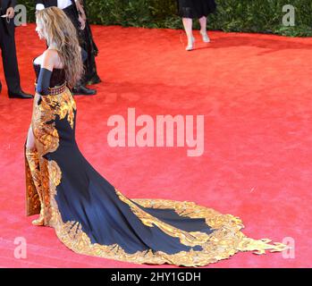 Beyonce arriva al Costume Institute Benefit Gala al Metropolitan Museum of Art di New York, celebrando l'apertura di PUNK Chaos a Couture. Foto Stock