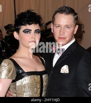 Ginnifer Goodwin, Josh Dallas partecipa al 'Punk': Chaos to Couture' Costume Institute Benefit ha incontrato Gala al Metropolitan Museum di New York. Foto Stock