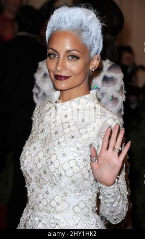 Nicole Richie partecipa al 'punk': Chaos to Couture' Costume Institute benefit ha incontrato Gala al Metropolitan Museum di New York. Foto Stock