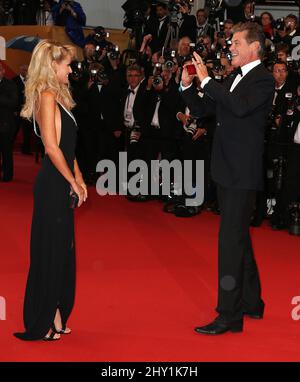 David Hasselhoff scatta una fotografia della sua ragazza Hayley Roberts durante la prima per il Grande Gatsby durante il Festival De Cannes 66th, Palais De Festival, Cannes. Foto Stock