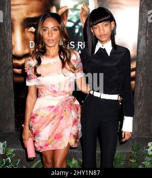 Jada Pinkett Smith e Willow Smith frequentano la prima di 'After Earth' a New York. Foto Stock