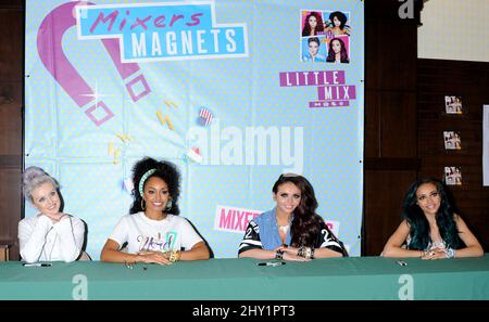 (Da sinistra a destra) Perrie Edwards, Leigh-Anne Pinnock, Jesy Nelson e Jade Thirlwall di Little Mix al Little Mix 'DNA' CD firma a Barnes & Noble al Grove di Los Angeles, USA. Foto Stock