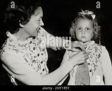 Maureen o'Sullivan con sua figlia, mia Farrow circa 1950. Riferimento file n. 34145-655THA Foto Stock