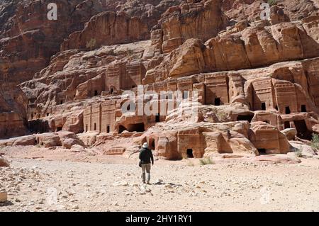 Tombe nabatee alla strada delle facciate a Petra Foto Stock