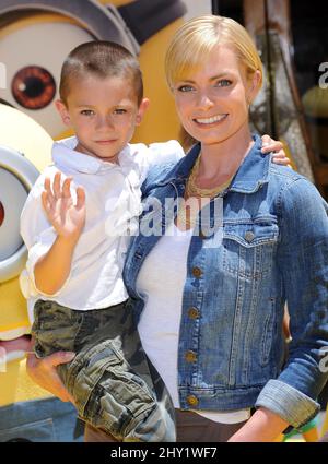 Jaime Pressly & Son Dezi partecipa alla prima 'Despicable Me 2' tenutasi all'Universal CityWalk di Los Angeles, USA. Foto Stock