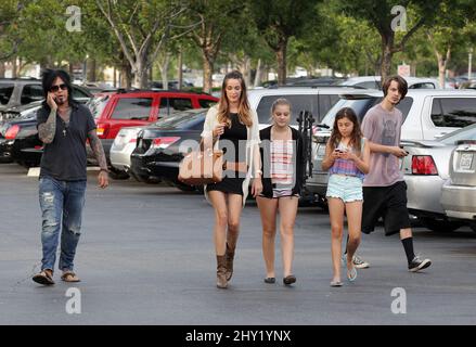 Nikki Sixx e i suoi figli, Storm Brieanne Sixx, Decker Nilsson Sixx, Frankie-Jean Sixx, e Gunner Nicholas Sixx, visti e circa a Malibu, California. Foto Stock