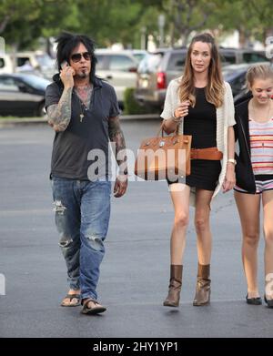 Nikki Sixx e i suoi figli, Storm Brieanne Sixx, e Decker Nilsson Sixx, visti e circa a Malibu, California. Foto Stock