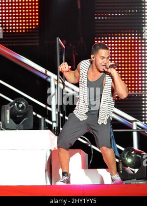 Carlos pena, Jr. Di Big Time Rush sul palco durante il Summer Break Tour, sosta al Time Warner Cable Music Pavillion, Raleigh, North Carolina. Foto Stock