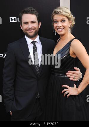 Charlie Day & Mary Elizabeth Ellis arriva la prima del Pacific Rim tenuto al Dolby Theatre di Los Angeles. Foto Stock