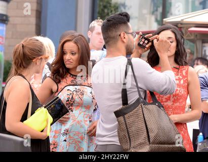 Judy Reyes ed Edy Ganem durante le riprese per Extra al Grove, Los Angeles. Foto Stock