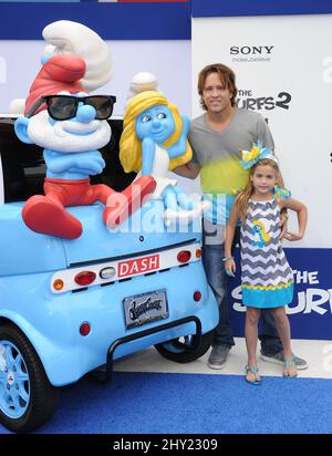 Larry Birkhead & Dannielynn Marshall partecipa alla prima di 'The Smurfs 2' a Los Angeles, California. Foto Stock