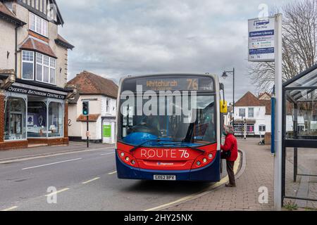 Donna a bordo di un autobus Stagecoach sulla linea 76 nel villaggio di Overton, Hampshire, Inghilterra, Regno Unito Foto Stock