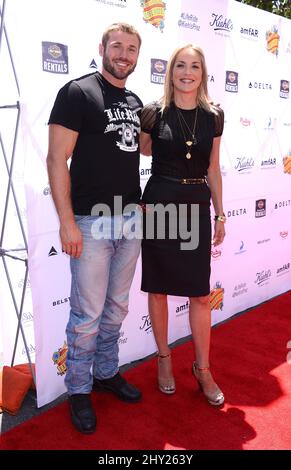 Ben Cohen e Sharon Stone partecipano al liferide annuale 4th di Kiehl per l'amfAR 2013 che si tiene al Grove, Los Angeles. Foto Stock