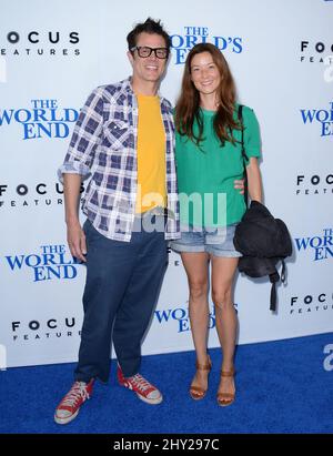 Johnny Knoxville, Naomi Nelson partecipa alla prima "The World's End" tenutasi all'ARCLIGHT Cinemas Courtyard di Los Angeles, USA. Foto Stock