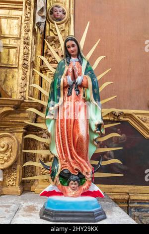 San Javier, Loreto, Baja California sur, Messico. Statua di nostra Signora di Guadalupe nella Missione di San Francisco a San Javier. Foto Stock