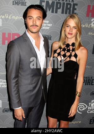 Jack Huston e Shannan Click partecipano alla prima della quarta stagione dell'Impero Boardwalk al Teatro Ziegfeld di New York. Foto Stock