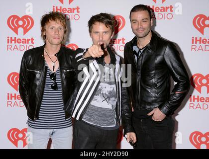 Dominic Howard, Matthew Bellamy e Christopher Wolstenholme di Muse partecipano al Festival di musica radio iHeart 2013 tenuto presso la MGM Grand Arena di Las Vegas, Nevada. Foto Stock