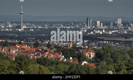Una vista panoramica della città di Kronberg im Taunus e di Painter's View Kronberg nel distretto di Hochtaunuskreis, Hesse, Germania Foto Stock