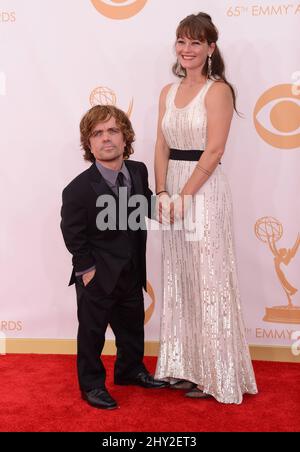 Peter Dinklage ed Erica Schmidt partecipano ai premi annuali Primetime Emmy 65th che si tengono al Nokia Theatre di Los Angeles Live, 22 settembre 2013 a Los Angeles. Foto Stock