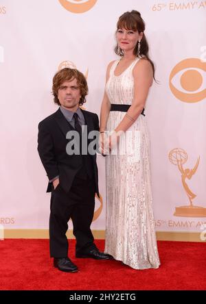 Peter Dinklage ed Erica Schmidt partecipano ai premi annuali Primetime Emmy 65th che si tengono al Nokia Theatre di Los Angeles Live, 22 settembre 2013 a Los Angeles. Foto Stock