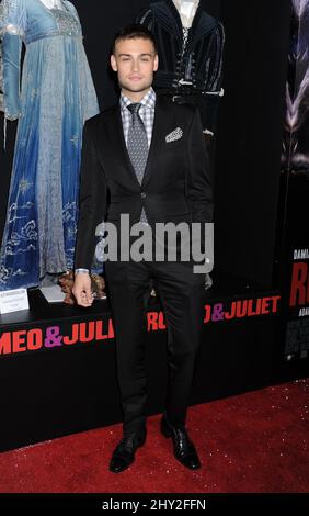 Douglas Booth partecipa al 'Romeo & Juliet' World Premiere tenuto presso l'ARCLIGHT Cinemas Hollywood a Los Angeles, USA. Foto Stock