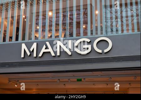 Belfast, UK- 19 febbraio 2022: Negozio di abbigliamento Mango a Belfast, Irlanda del Nord. Foto Stock