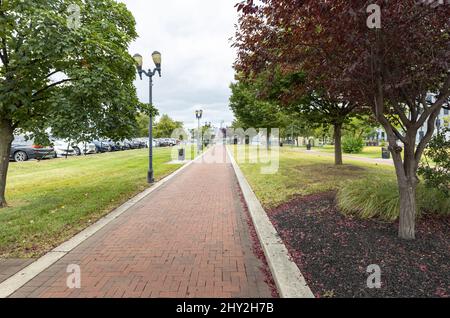 Un sentiero in mattoni conduce verso il lungomare del fiume Delaware a Camden, New Jersey, USA Foto Stock