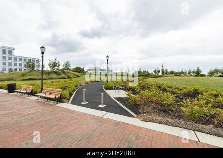 Un sentiero lastricato conduce all'RCA Pier Park, un progetto di rivitalizzazione urbana sul lungomare del fiume Delaware a Camden, New Jersey, USA Foto Stock