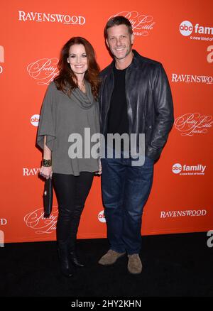 Laura Leighton e Doug Savant hanno partecipato alla proiezione di Halloween 'Pretty Little Liars' tenutasi al Cimitero di Hollywood Forever a Los Angeles, USA. Foto Stock