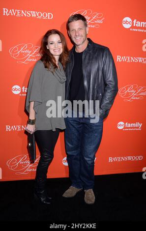 Laura Leighton e Doug Savant hanno partecipato alla proiezione di Halloween 'Pretty Little Liars' tenutasi al Cimitero di Hollywood Forever a Los Angeles, USA. Foto Stock